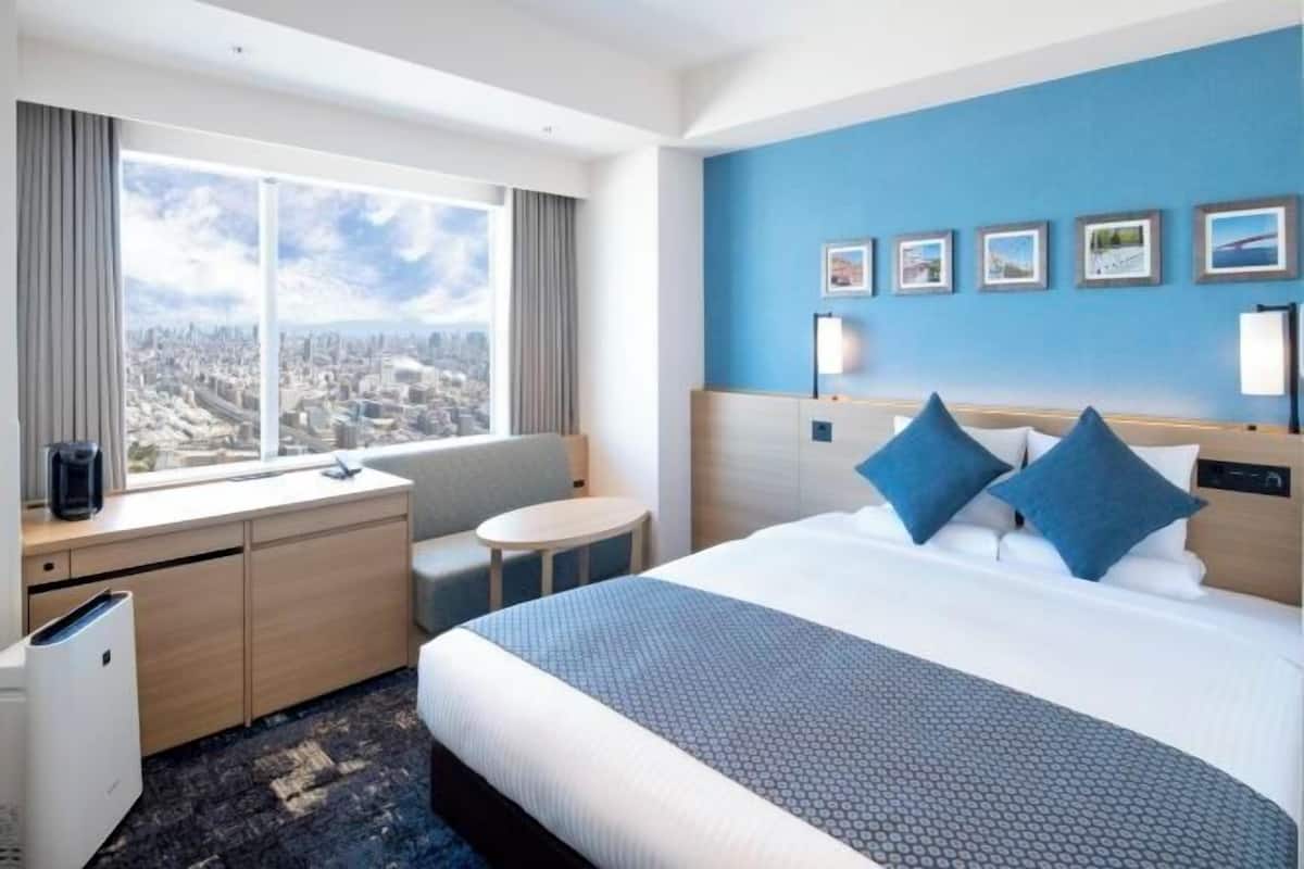 Premium bedding, in-room safe, blackout curtains, soundproofing