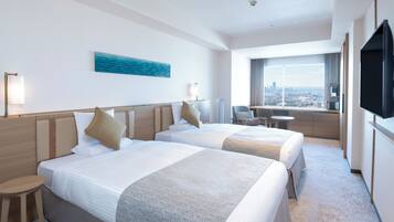 Premium bedding, in-room safe, blackout curtains, soundproofing