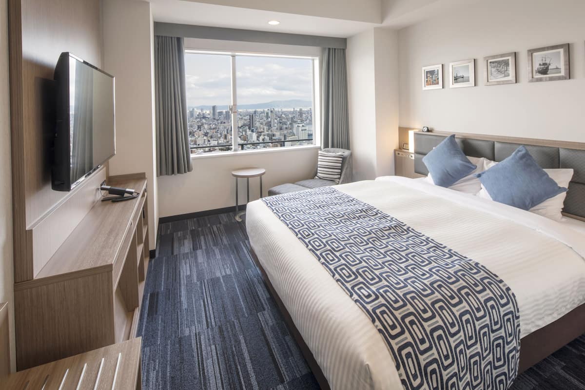 Premium bedding, in-room safe, blackout curtains, soundproofing