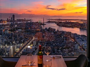 2 restaurantes, é servido café da manhã