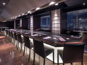 3 restaurants, breakfast, lunch, dinner served; Japanese cuisine  - ART HOTEL Osaka Bay Tower (Osaka)