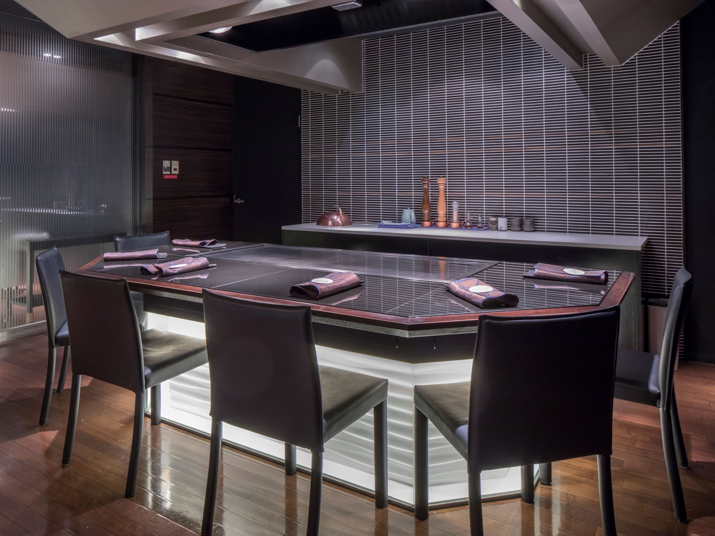 2 restaurants, breakfast served