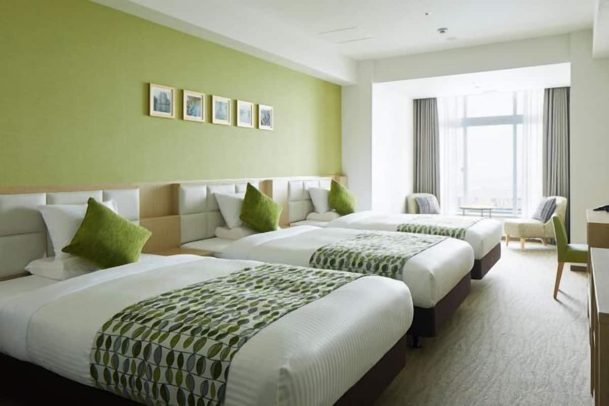 Premium bedding, in-room safe, blackout curtains, soundproofing