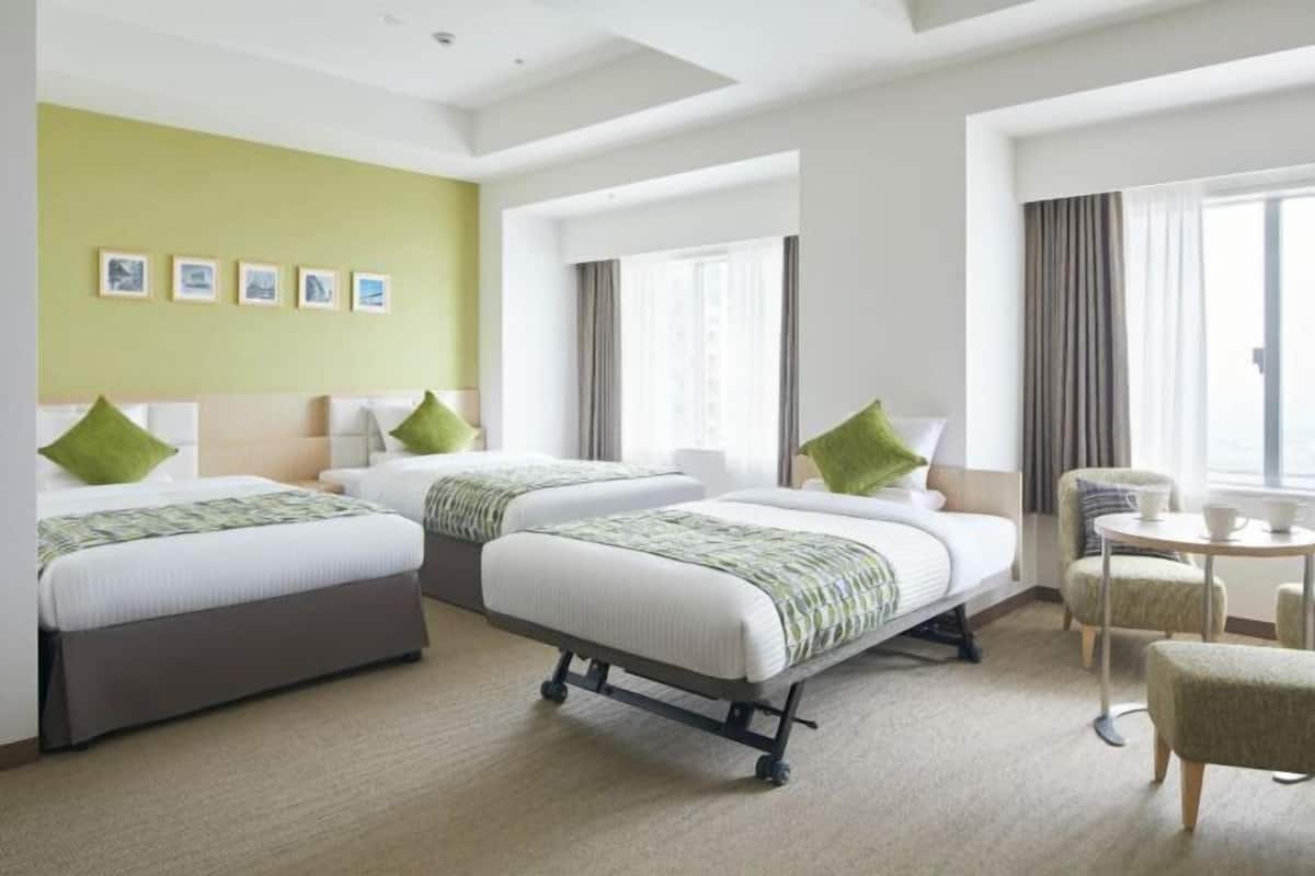 Premium bedding, in-room safe, blackout curtains, soundproofing