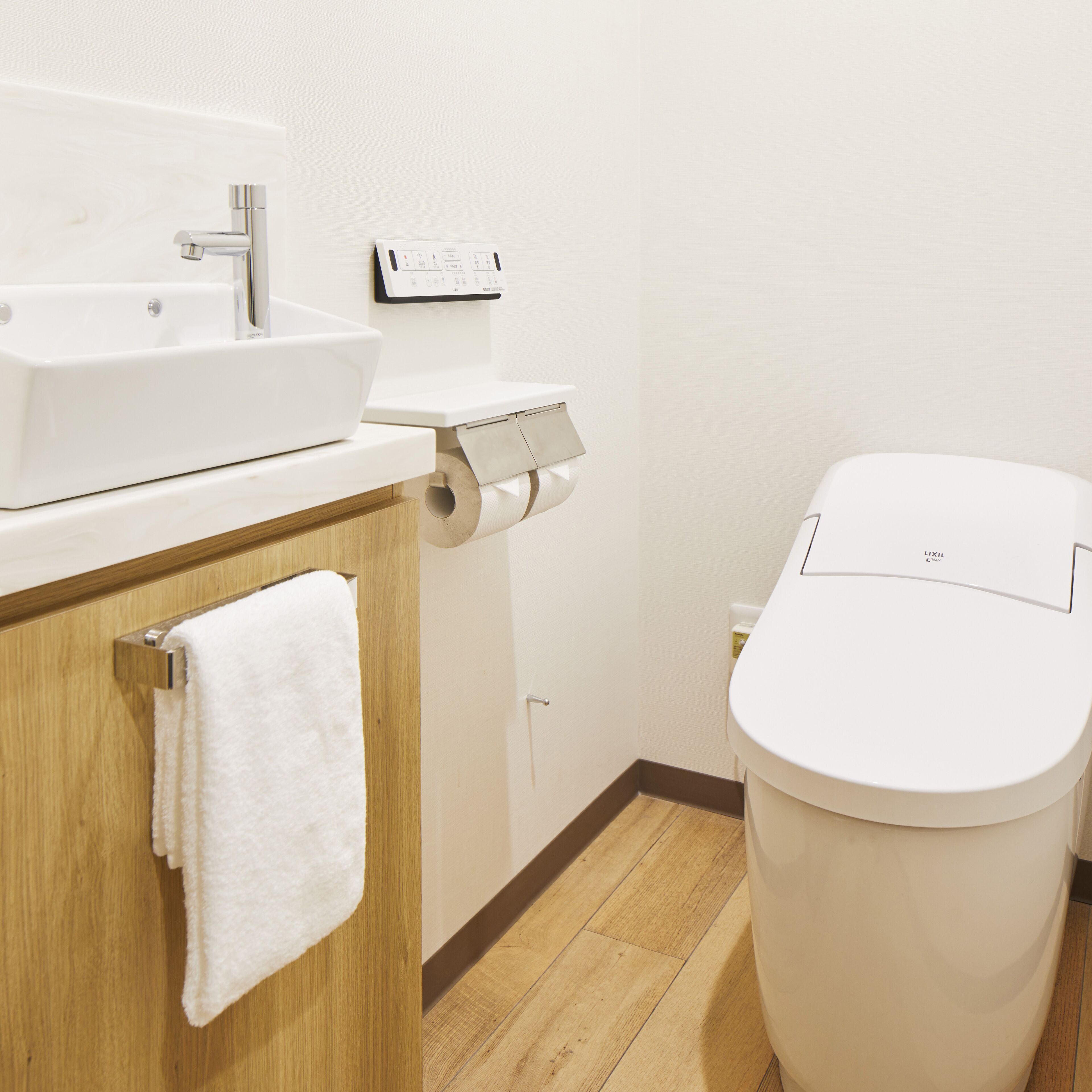 Combined shower/tub, free toiletries, hair dryer, slippers