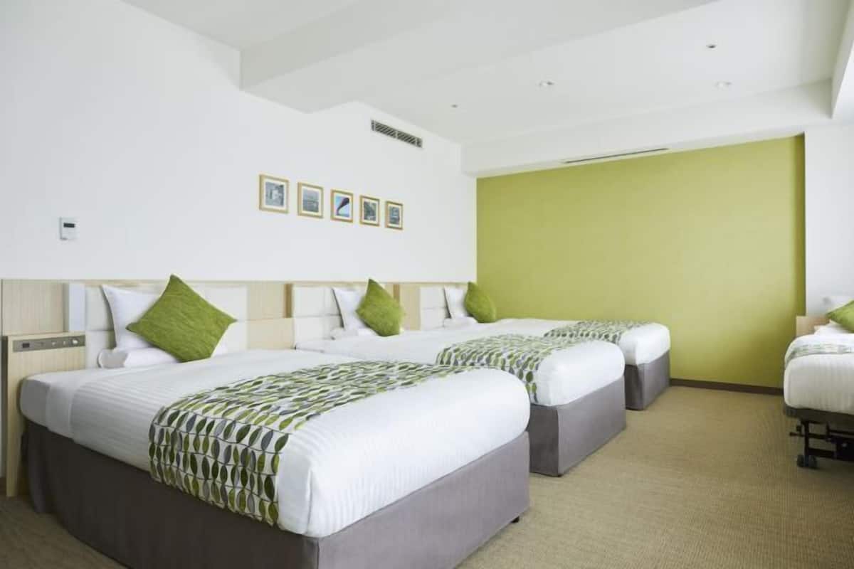 Premium bedding, in-room safe, blackout curtains, soundproofing