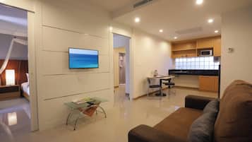 Junior Studio Suite | Living area | 32-inch LCD TV with cable channels