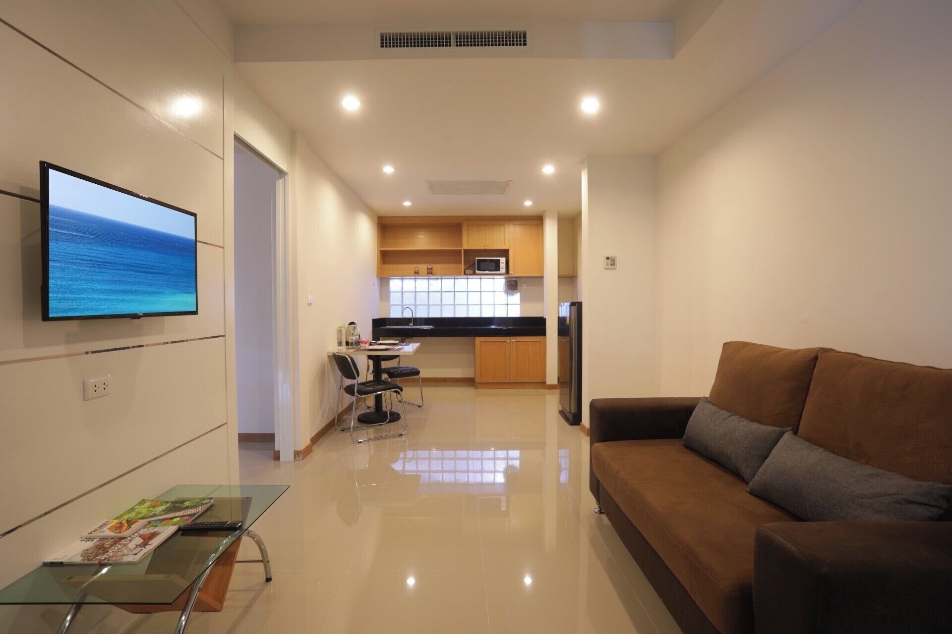 Junior Studio Suite | Living area | 32-inch LCD TV with cable channels