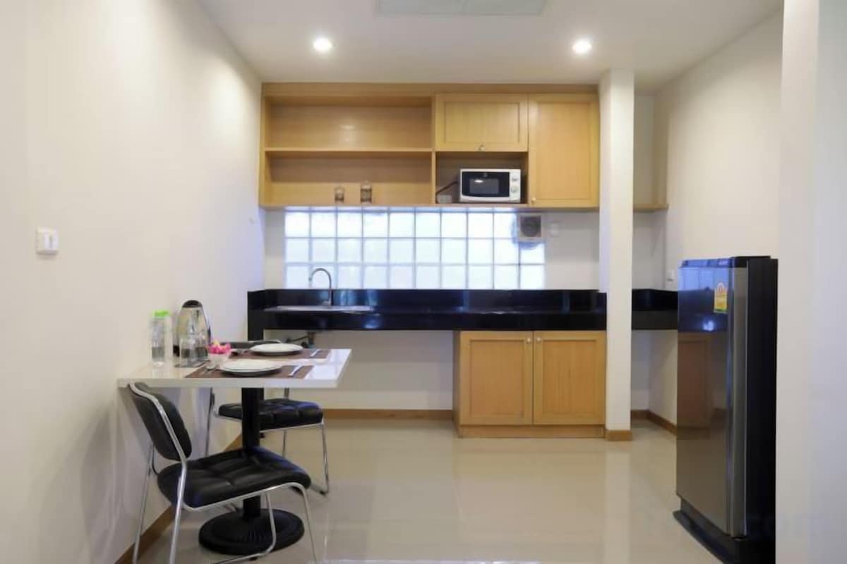 Coffee/tea maker, fridge, microwave, electric kettle