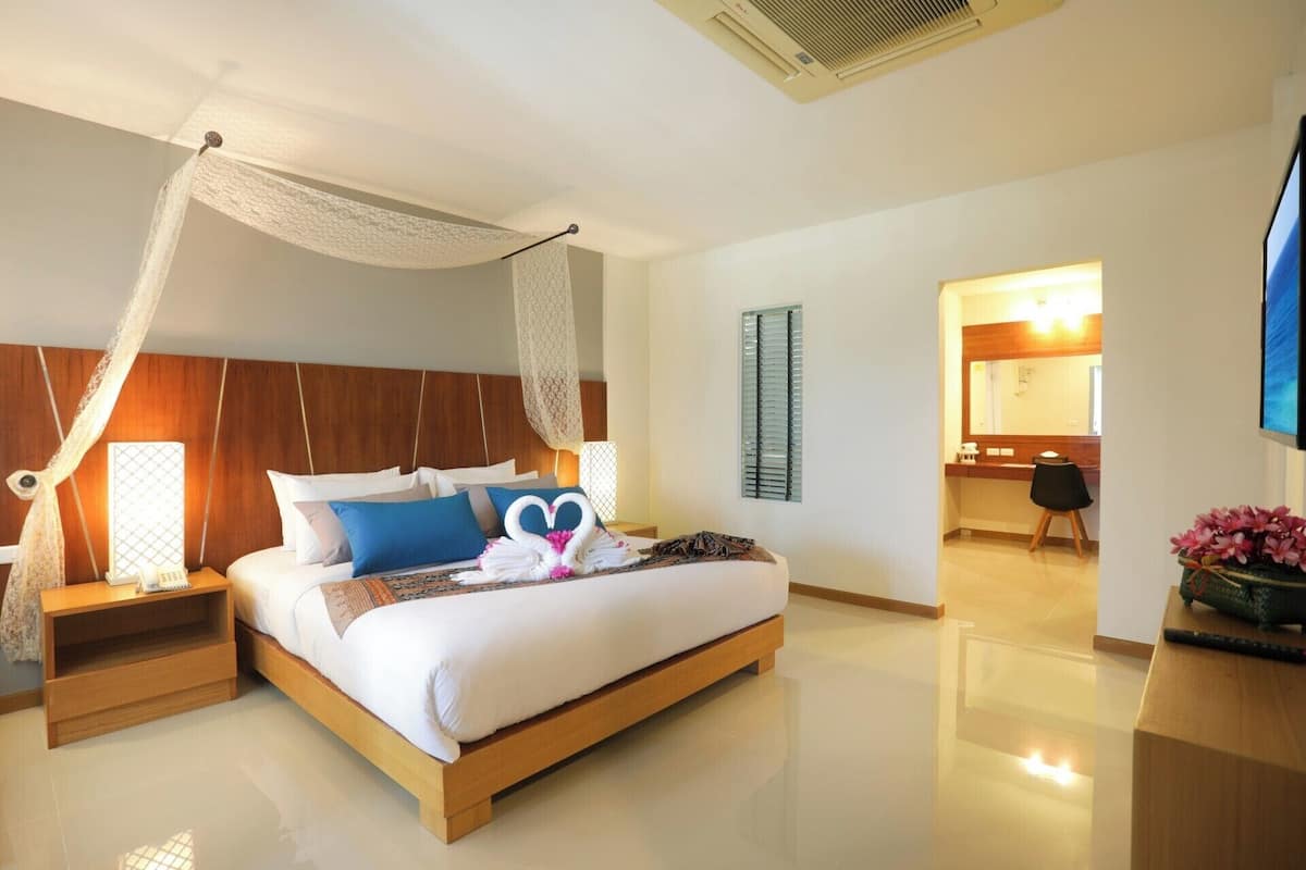 Junior Studio Suite | Peti besi dalam bilik, meja, langsir/tirai gelap terus