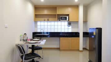 Fridge, microwave, coffee/tea maker, electric kettle