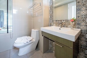 Pancuran mandi, kelengkapan dandanan diri percuma, pengering rambut 