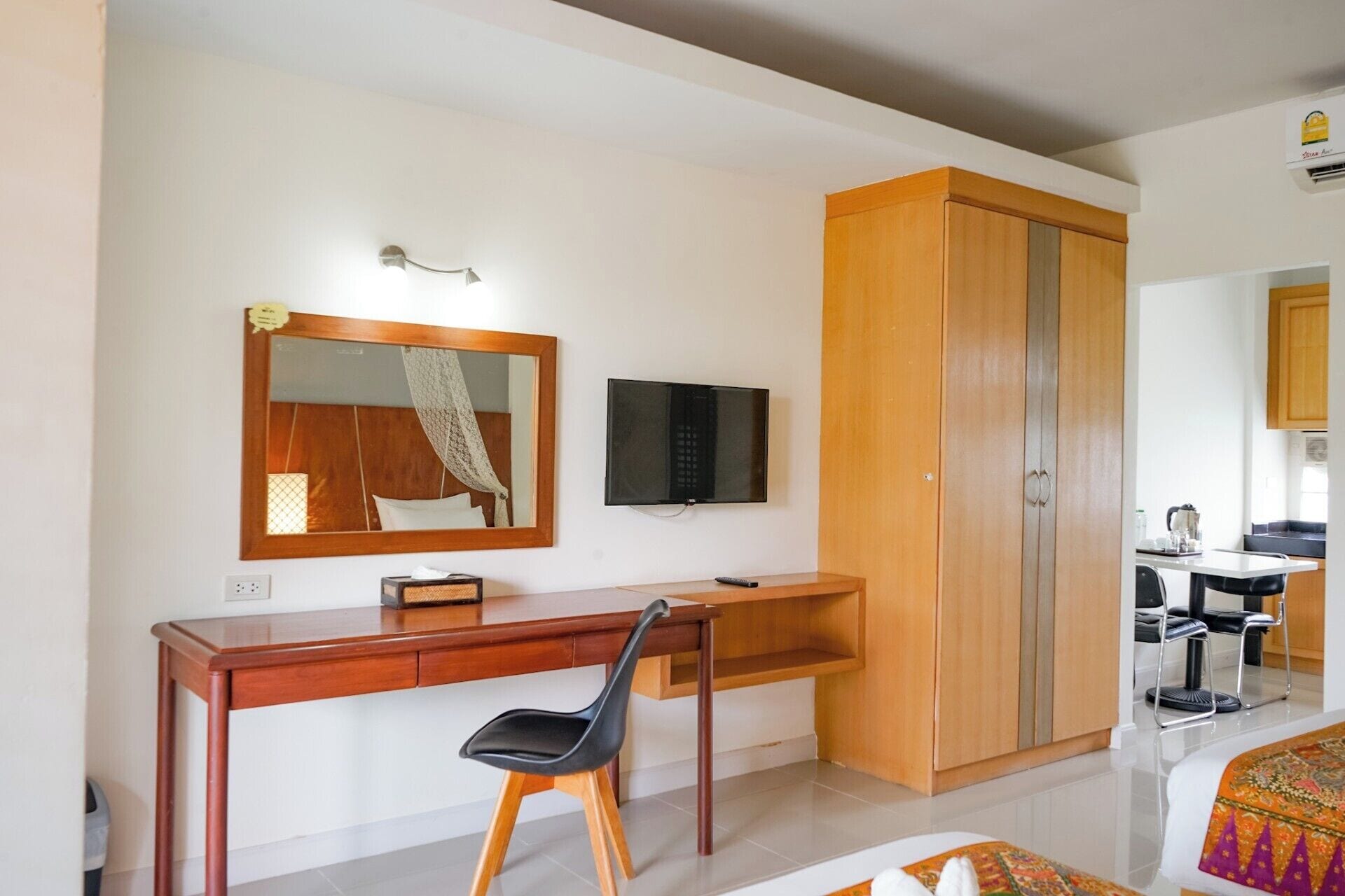 Brankas, meja kerja, tirai kedap cahaya, dan tempat tidur lipat/tambahan