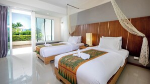 Une chambre d’hôtel avec deux lits, une grande fenêtre avec des stores, une tête de lit en bois et un balcon donnant sur un paysage verdoyant.