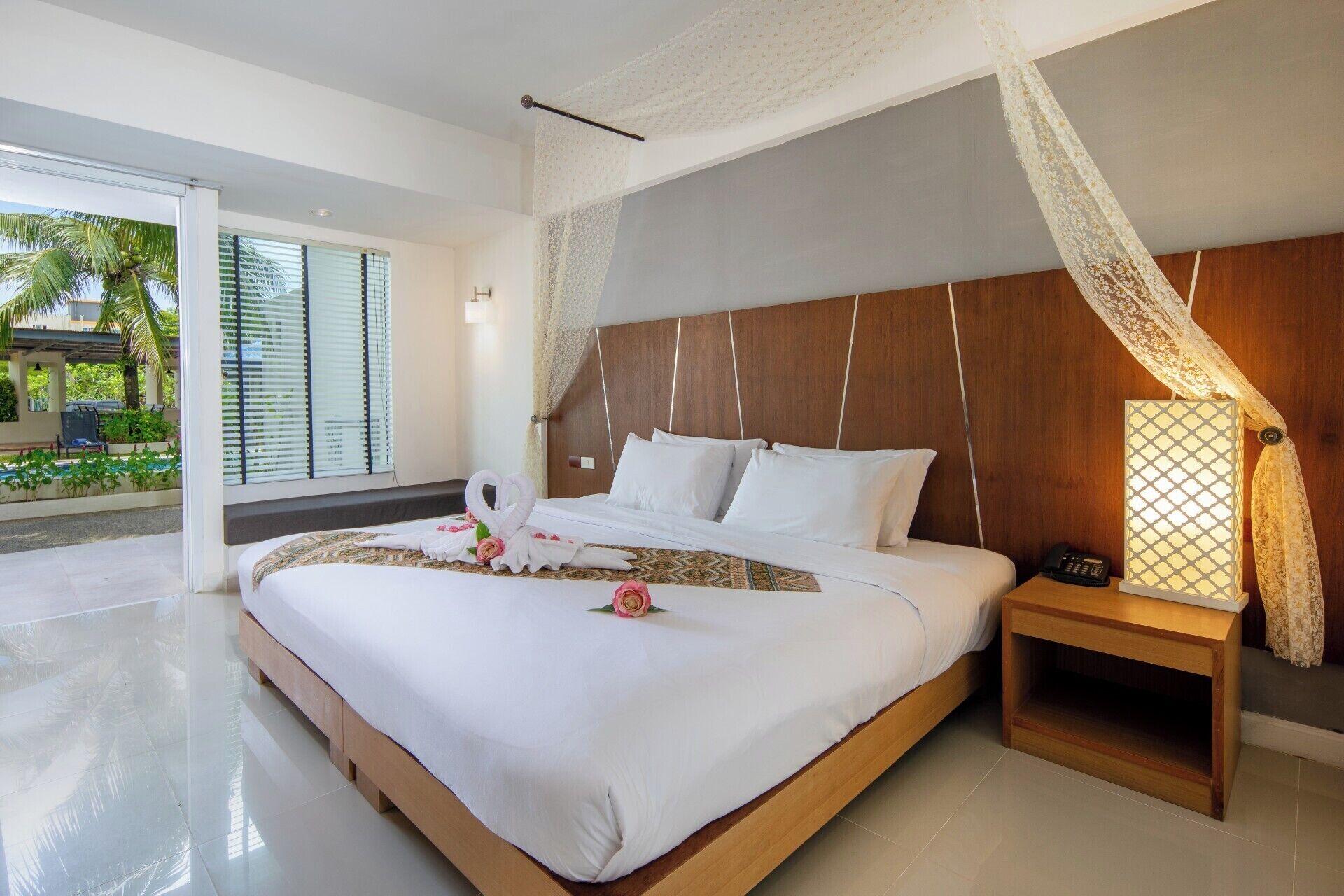 Quarto casal luxo | Cofres nos quartos, escrivaninha, cortinas blackout, Wi-Fi de cortesia