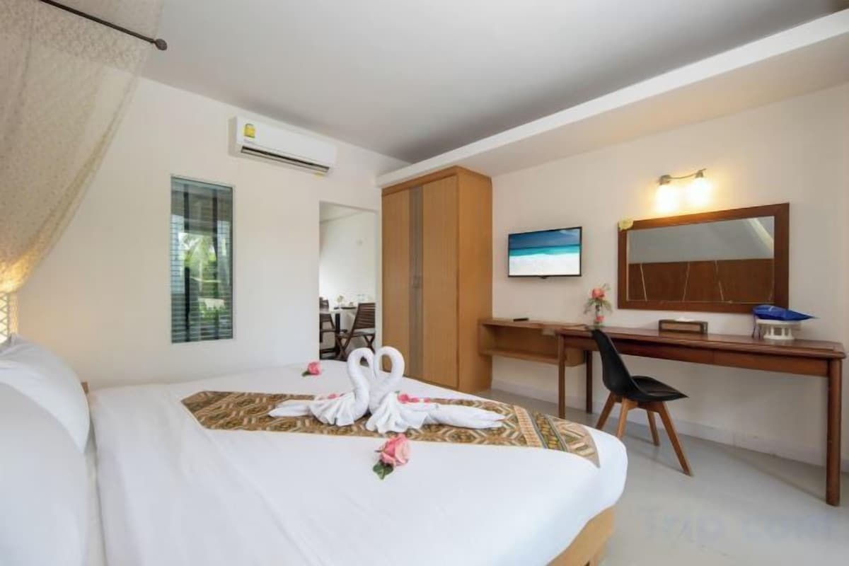 In-room safe, desk, blackout curtains, rollaway beds