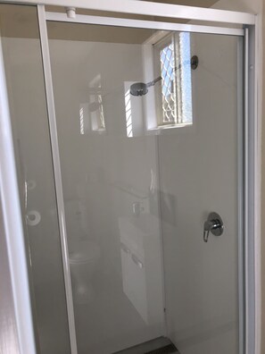 Comfort Cabin, 1 Bedroom, Balcony | Bathroom | Shower, towels, toilet paper - Homestead Caravan Park (Nanango)