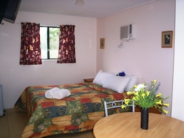 Cabana clássica, 1 cama Queen, para não fumantes, sacada | Ferros/tábuas de passar roupa, roupa de cama