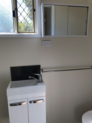 Cabaña Confort, 1 habitación, balcón | Baño | Ducha, toallas y papel higiénico