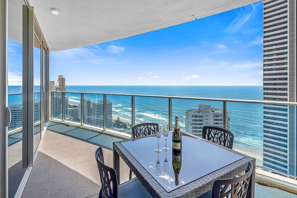 Appartement Deluxe, 2 chambres, 2 salles de bains, vue sur l’océan | Terrasse/patio