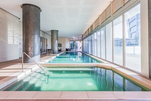 Indoor pool, outdoor pool - Holiday Holiday - H Residence Apartments (Surfers Paradise)