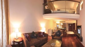 Maisonnette, 1 slaapkamer | Een minibar, een kluis op de kamer, een bureau, verduisterende gordijnen