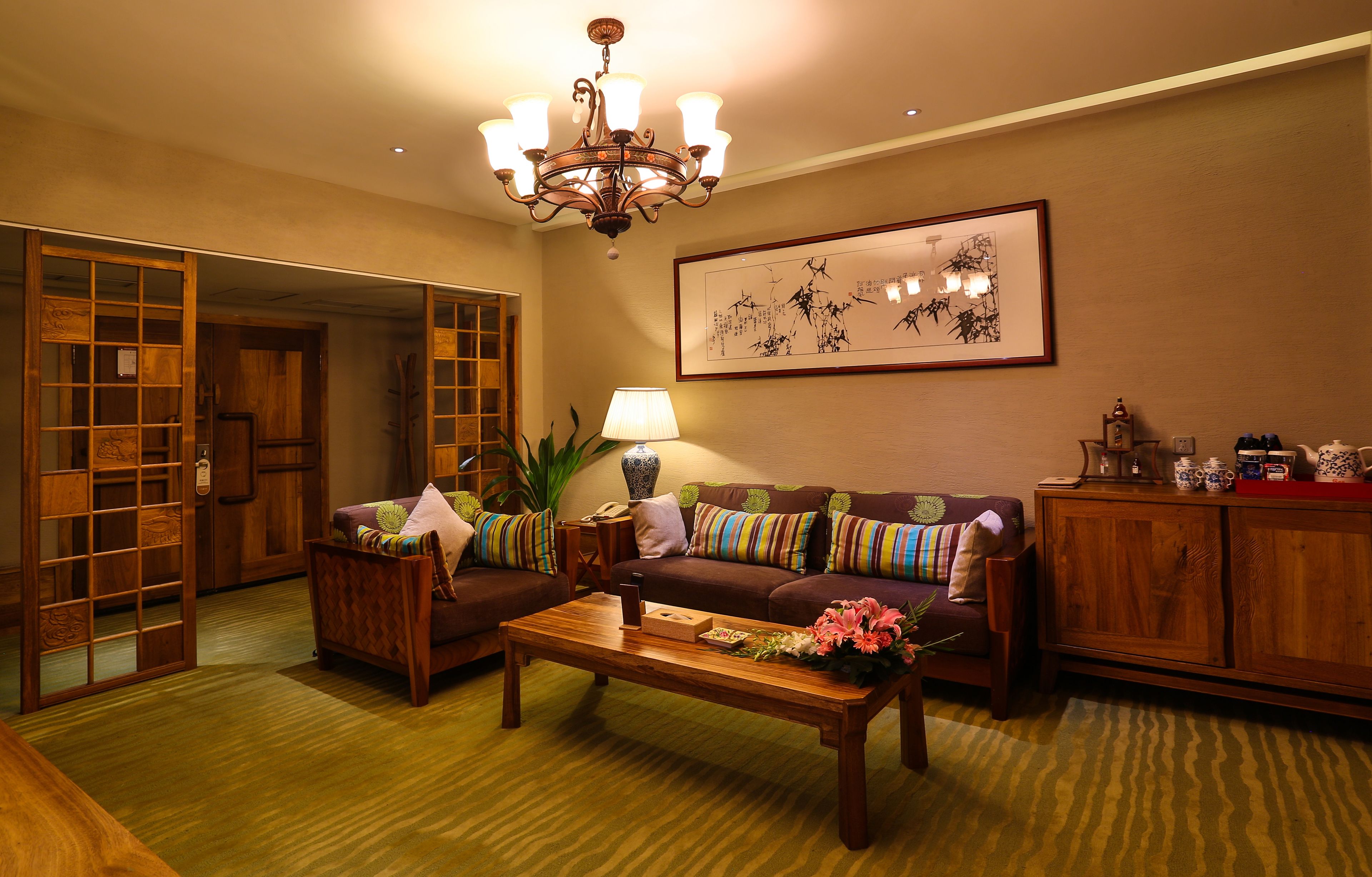 suite, garden view | minibar, desk, free wifi