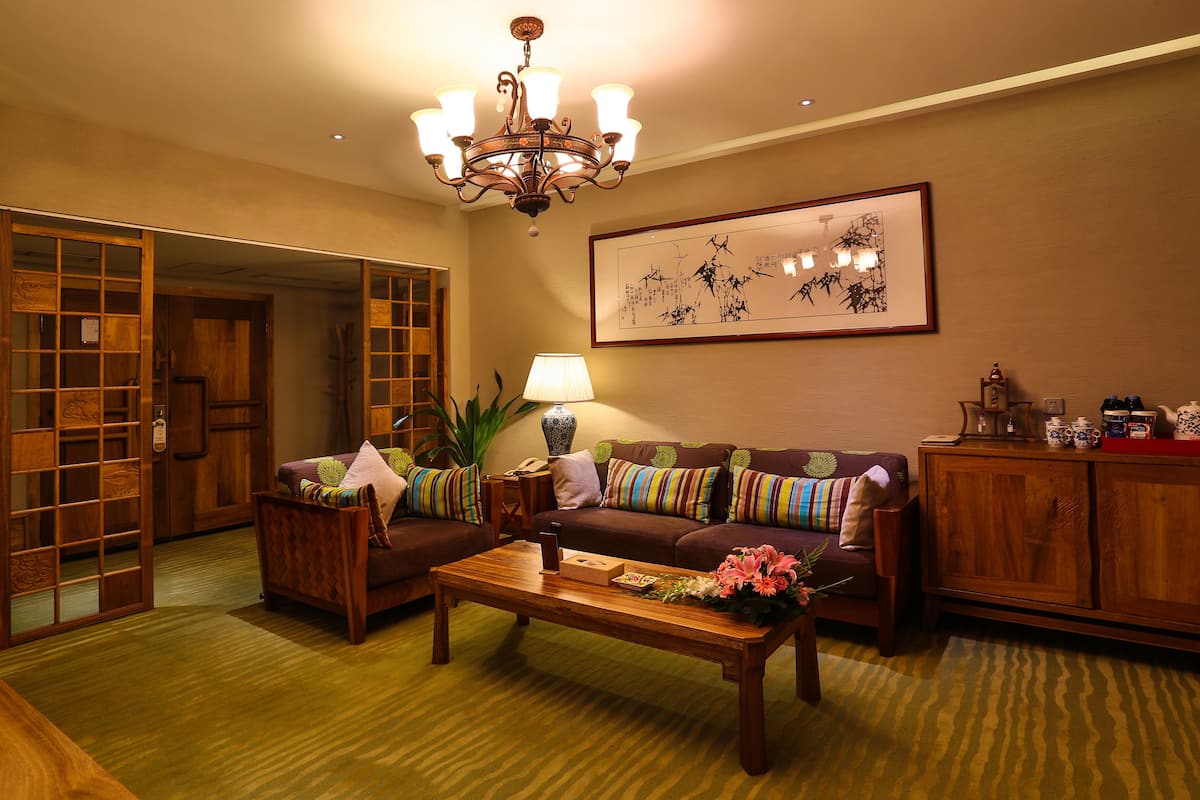 suite, garden view | minibar, desk, free wifi