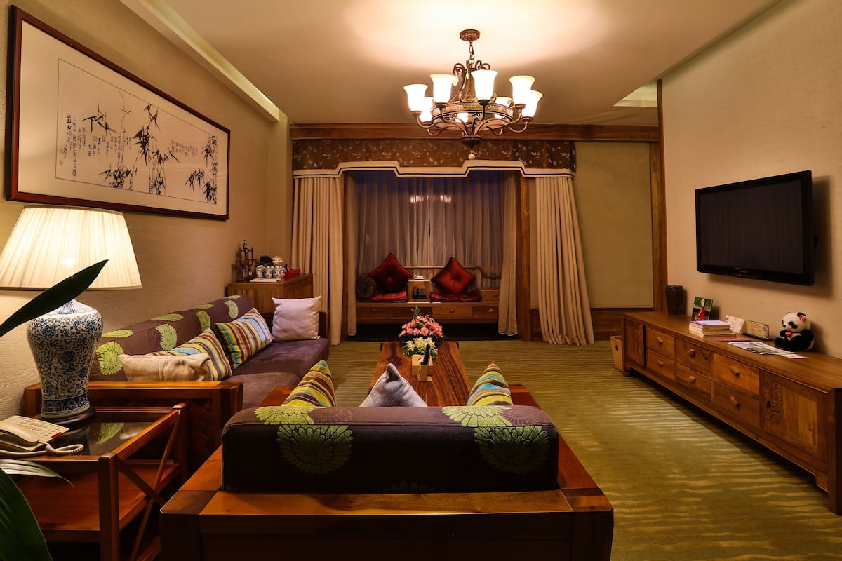 suite, garden view | minibar, desk, free wifi