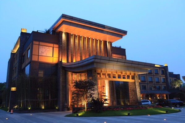 Boendets fasad - kväll/natt