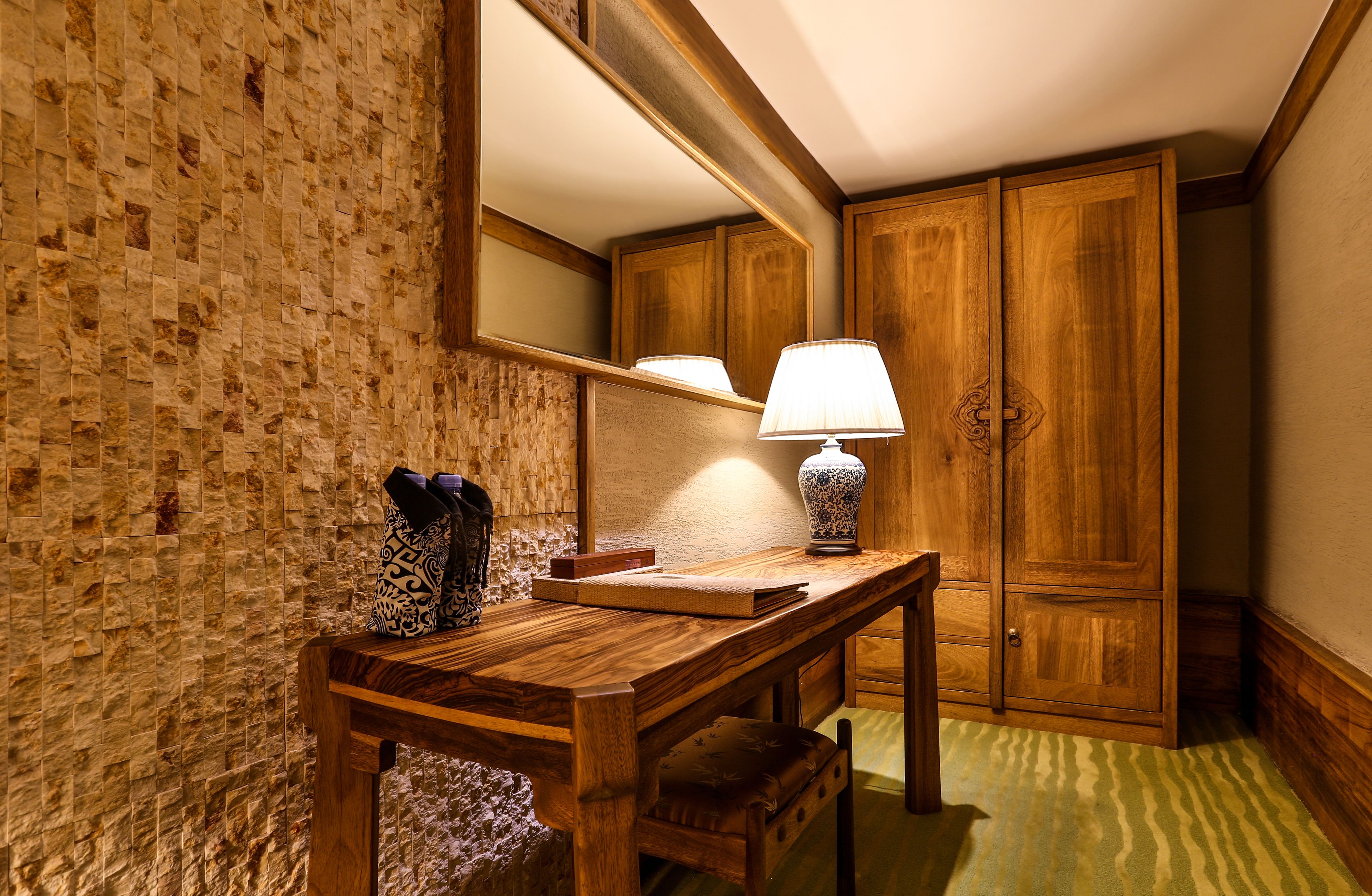 suite, garden view | minibar, desk, free wifi