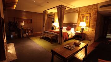 Minibar, desk, free WiFi