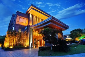 Boendets fasad - kväll/natt