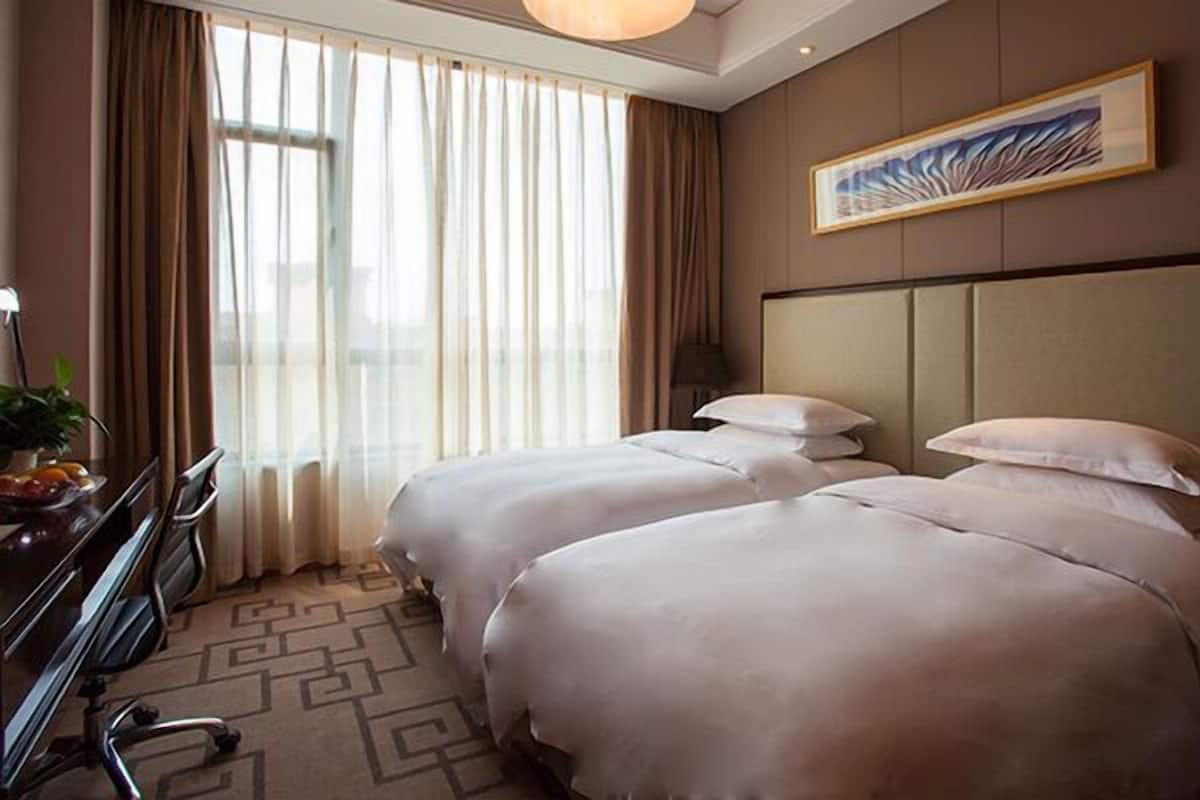 Tomannsrom – standard, byutsikt | Minibar, safe på rommet, skrivebord og blendingsgardiner