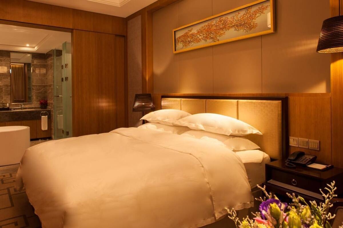 Suite – deluxe, sjøutsikt | Minibar, safe på rommet, skrivebord og blendingsgardiner