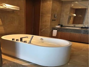 Articles de toilette gratuits, sĂšche-cheveux, peignoirs, chaussons