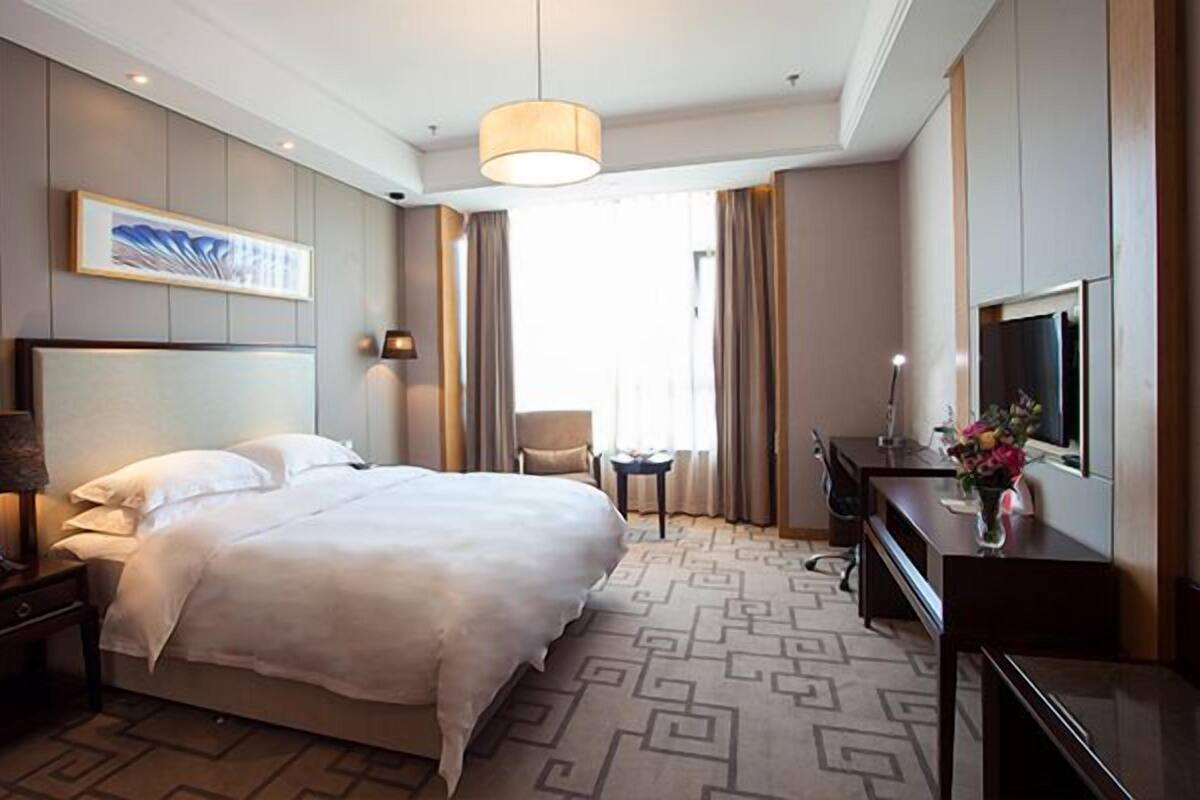 Dobbeltrom – deluxe, sjøutsikt | Minibar, safe på rommet, skrivebord og blendingsgardiner