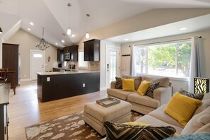 Smart TV, DVD player, books - Nice Home in Desirable Neighborhood with HUGE private backyard (Denver)