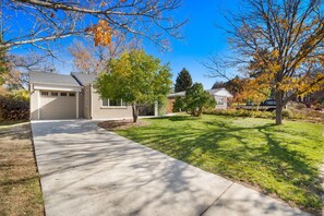 Exterior - Nice Home in Desirable Neighborhood with HUGE private backyard (Denver)
