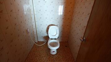 Shower, free toiletries, towels