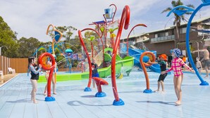Parque aquático com diversas estruturas de lazer e uma piscina.