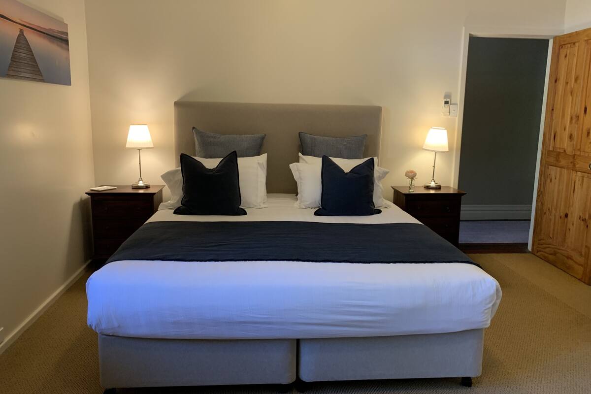 Klassieke kamer, 1 kingsize bed | 1 slaapkamer, luxe beddengoed, een bureau, een laptopwerkplek
