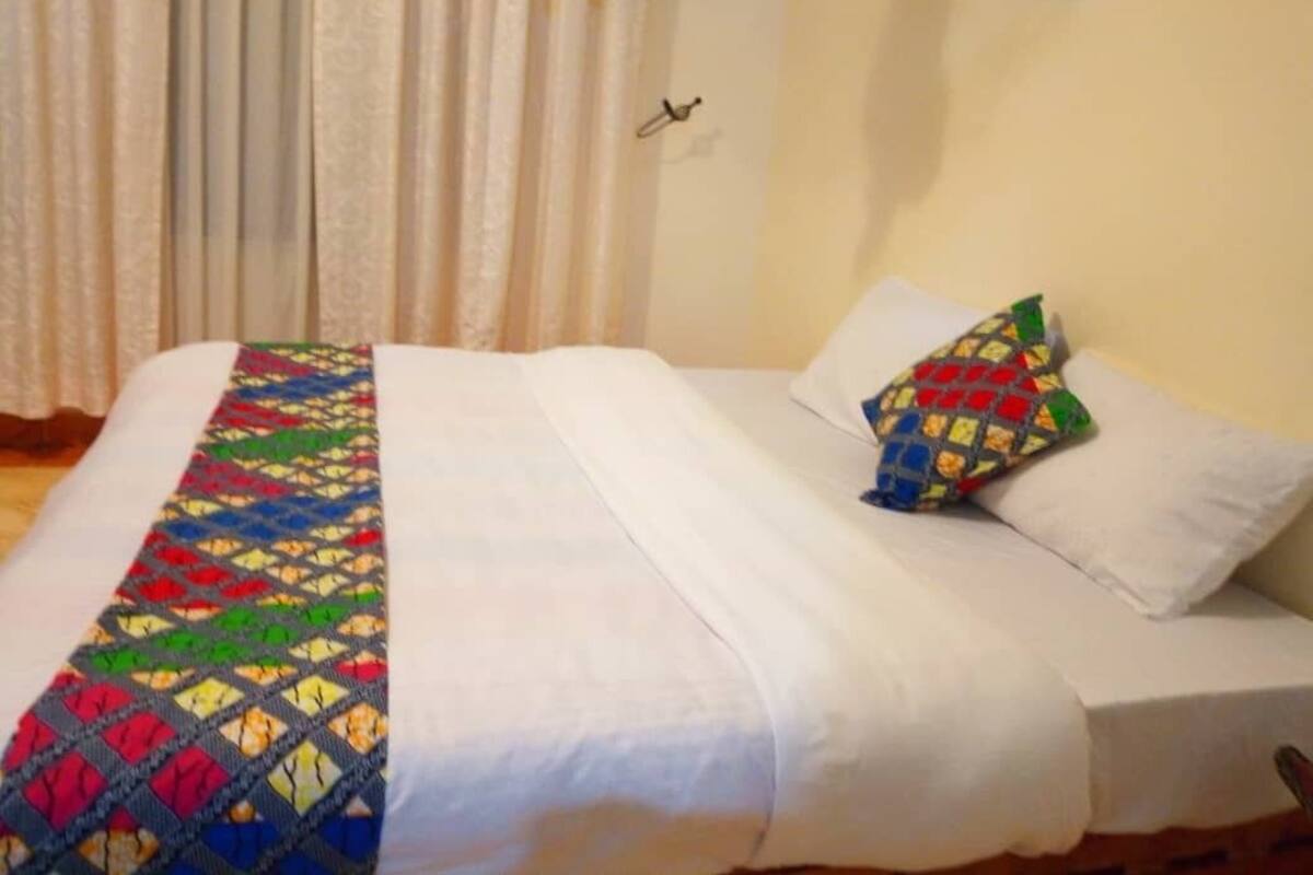 Quarto casal, banheiro privativo | 3 quartos, individualmente decorados, individualmente mobiliados