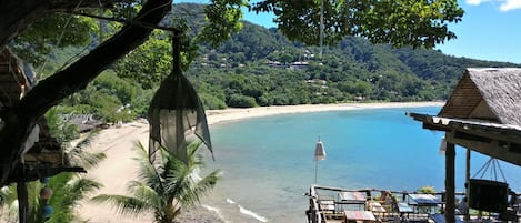 Se sirven desayunos, comidas, cenas y cocina internacional