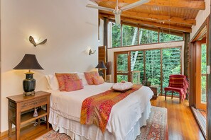 Luxury Tree House, 4 Bedrooms | Premium bedding, desk, iron/ironing board, free cribs/infant beds - Wanggulay Treetops Cairns City (Kamerunga)