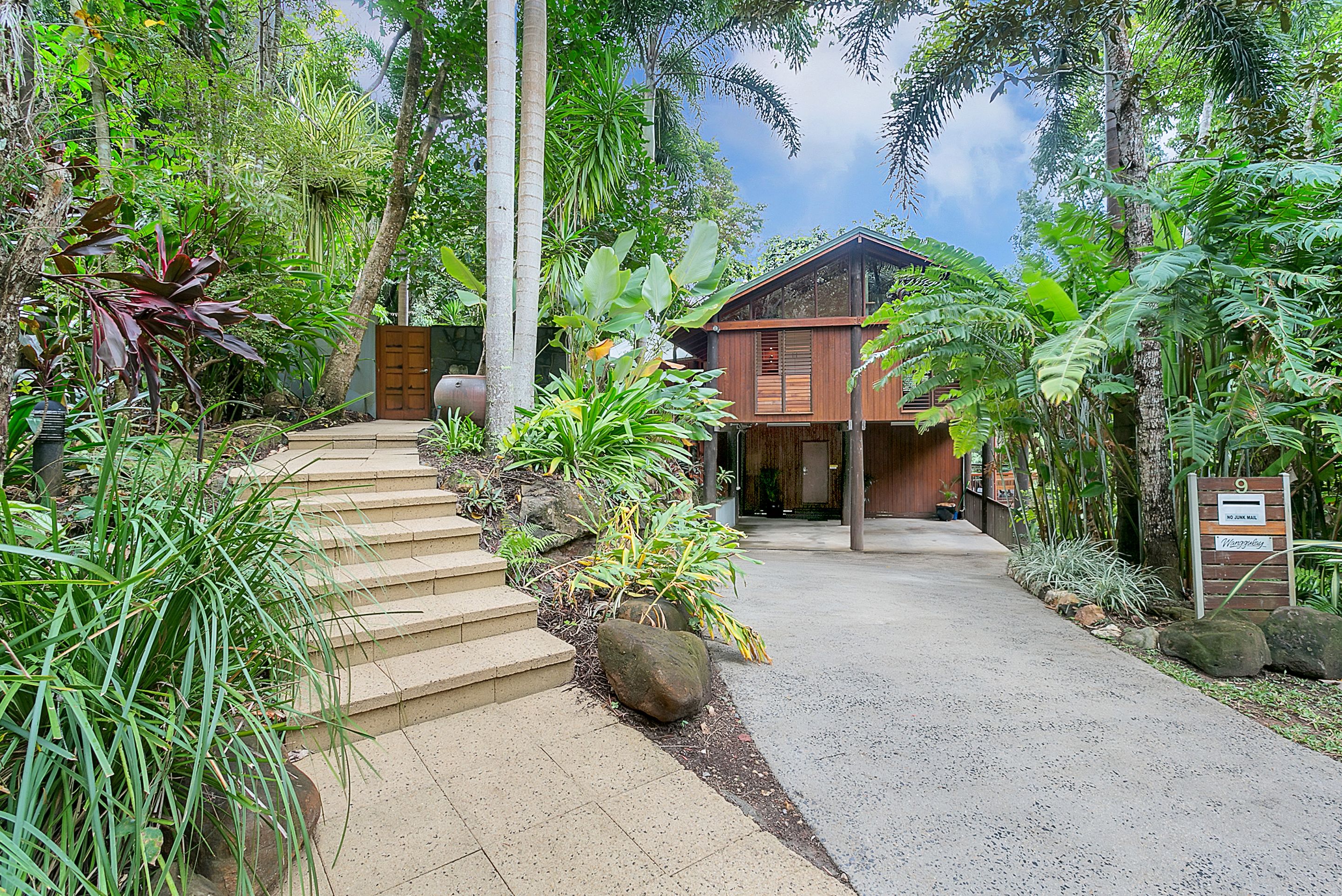 Luxury Tree House, 4 Bedrooms | Premium bedding, desk, iron/ironing board, free cribs/infant beds