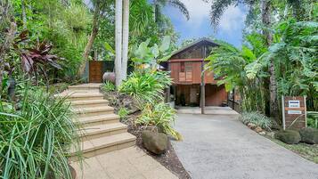 Luxury Tree House, 4 Bedrooms | Premium bedding, desk, iron/ironing board, free cribs/infant beds