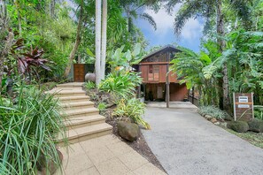 Luxury Tree House, 4 Bedrooms | Premium bedding, desk, iron/ironing board, free cribs/infant beds
