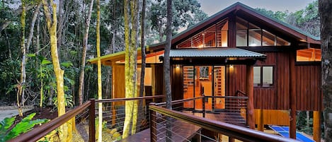 Luxury Tree House, 5 Bedrooms | Premium bedding, desk, iron/ironing board, free cribs/infant beds