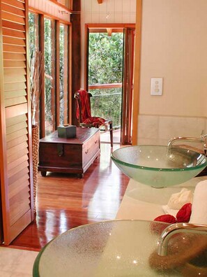  Wanggulay Cairns Luxury 4-Bedroom Treehouse | Bathroom